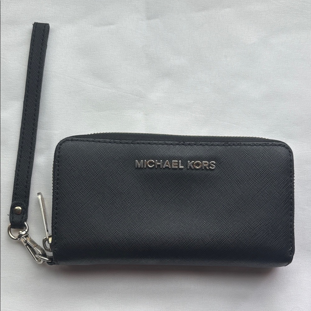 Michael Kors Leather Zip Around Wallet / Wristlet Black GUC
